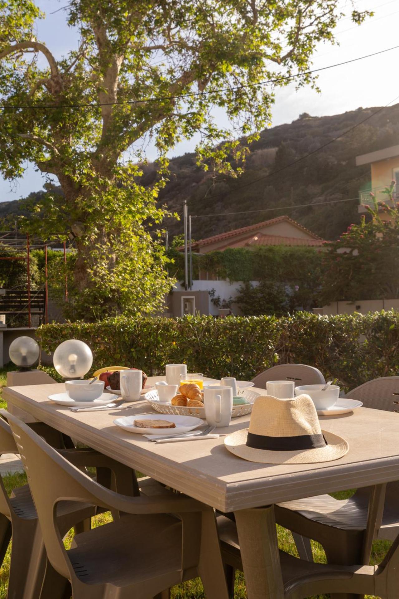 Elio A 1Bdr Apt With Garden 1 Min From The Beach By Hospi イラクリオン エクステリア 写真